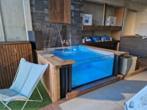 renovateur et constructeur de piscine a guerande showroom avec piscine bleue piscines paysages services