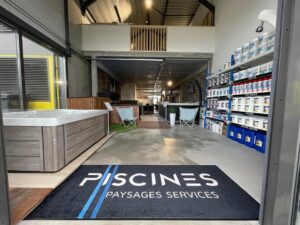 entrée de magasin piscines paysages services avec tapis noir et lumiere a guerante avec produits chimiques et spa