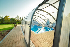 piscine extérieure avec abri haut en verre