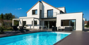 maison rénovée avec piscine extérieure