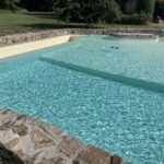 piscine enterrée rénovée par MA45 après rénovation complète du chantier et mise en eau du bassin