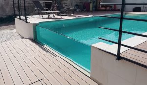 piscine avec débordement vitr&e