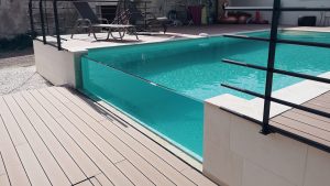piscine avec débordement vitr&e