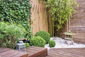 jardin-piscine-amenagement-arbustes-leaubienetre Terrasse en bois végétalisée