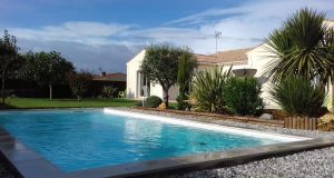 Piscine enterrée jardin de maison