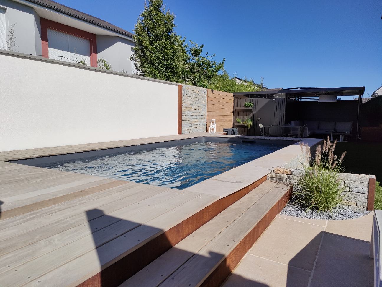 piscine d'illusion enterree sur une terrasse aménagee