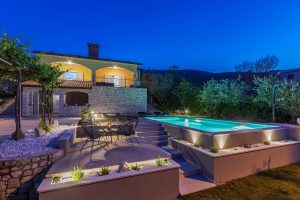 leaubienetre-amenagement-exterieur-jardin-piscine-mobilier-lumiere Piscine extérieure éclairée de nuit