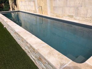 piscine hors sol en pierre et en longueur pour nager