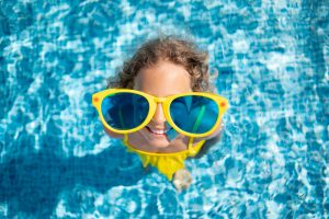 Fillette dans une piscine avec une eau bien traitée