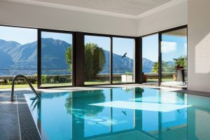 Piscine intérieure avec vue sur la montagne