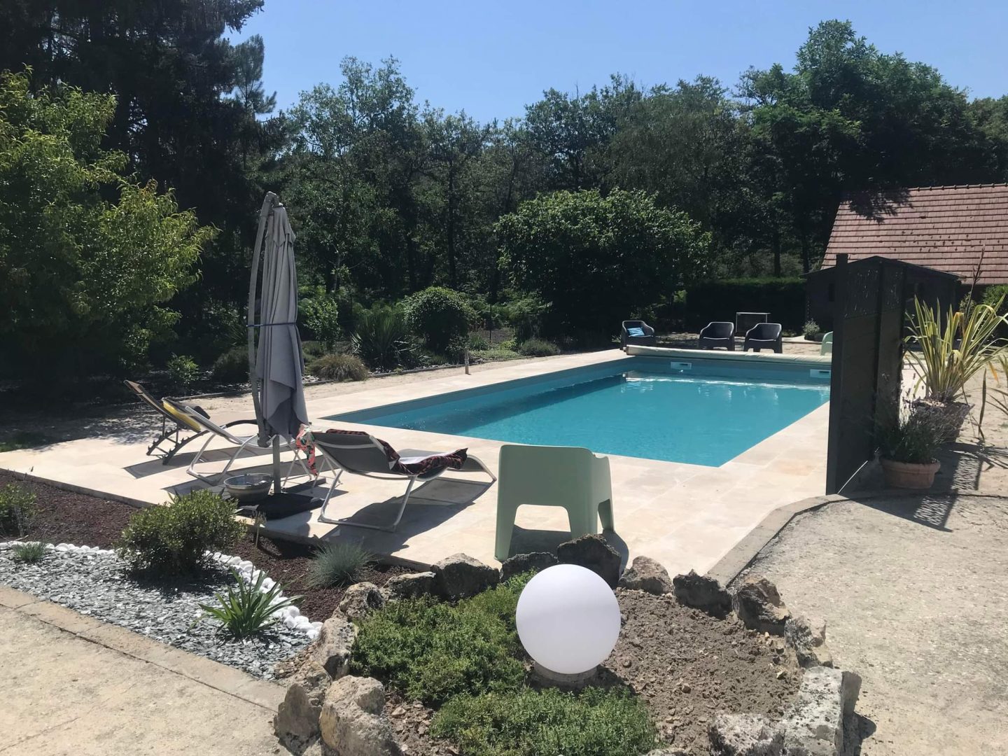 piscine enterree dans un jardin décoré