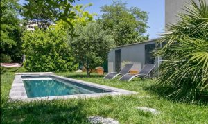 Piscine extérieure enterrée avec jardin verdoyant