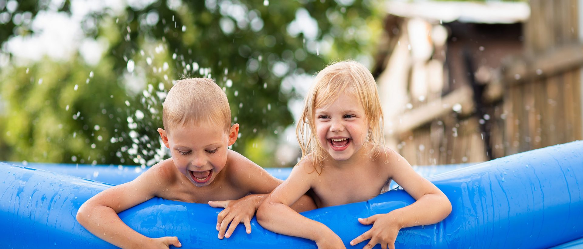 Enfants dans une piscine hors-sol gonflable bleue