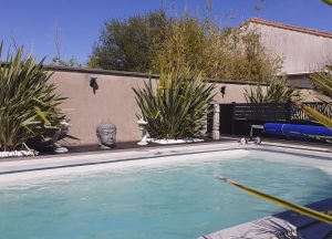 Piscine enterree avec terrasse et bache roulante bleue