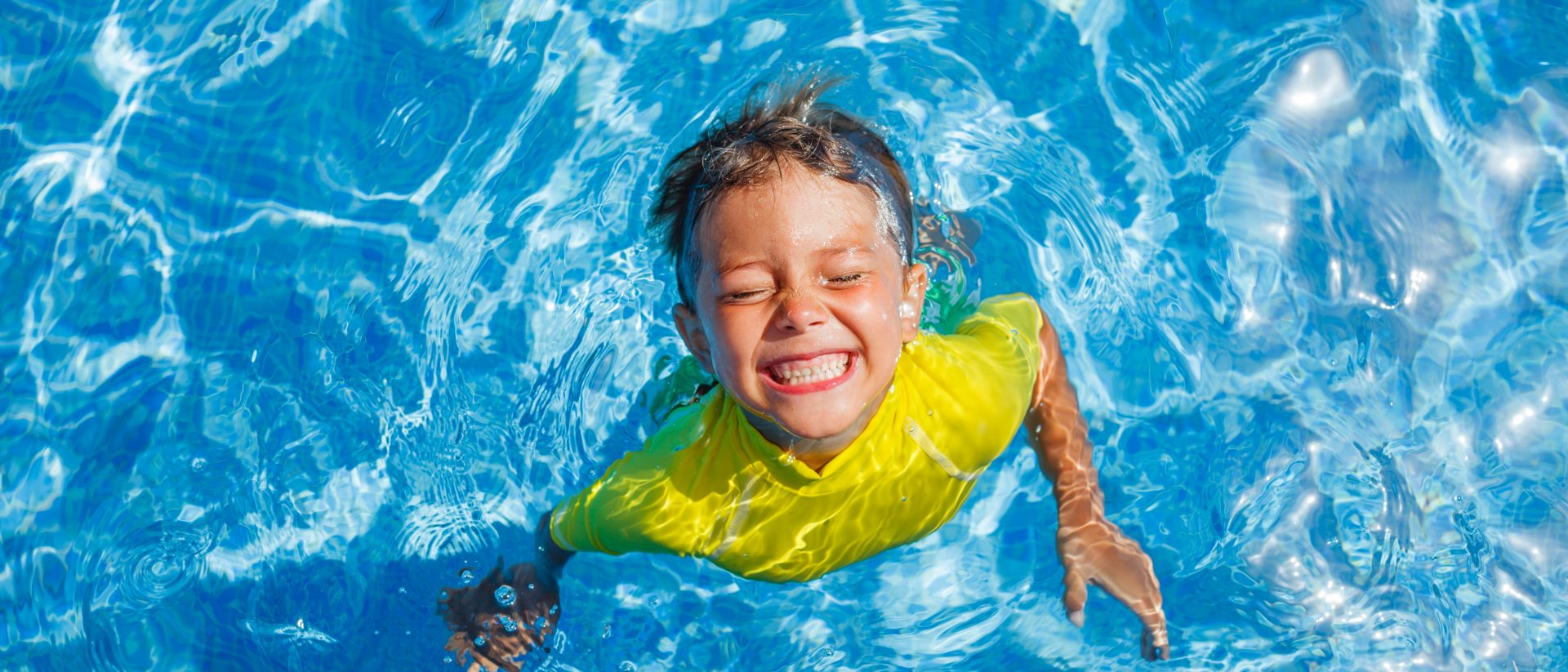 Enfant dans une piscine sécurisée