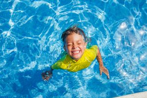Enfant dans une piscine sécurisée