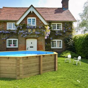 Piscine en bois dans un jardin normand