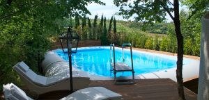 Piscine hors sol Zodiac Original™ dans un jardin avec des transats