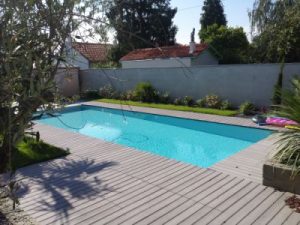 piscine enterrée avec débordement périphérique