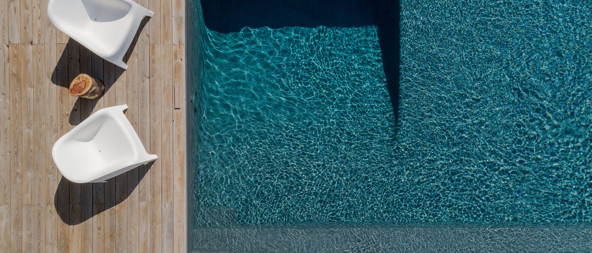 Equipement de la piscine avec du mobilier ou de la construction