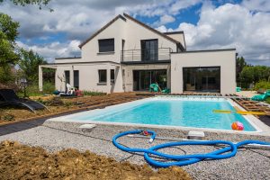 Maison avec piscine en rénovation et travaux