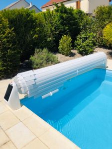piscine avec volet solaire hors sol