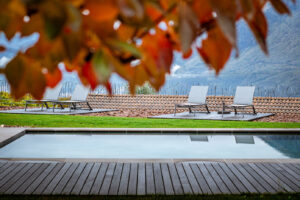 piscine enterrée en automne avec feuilles rouges