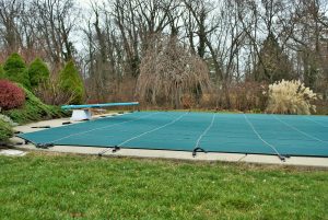 Piscine extérieure avec couverture d'hivernage