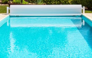 Piscine avec volet de sécurité sur piscine enterrée