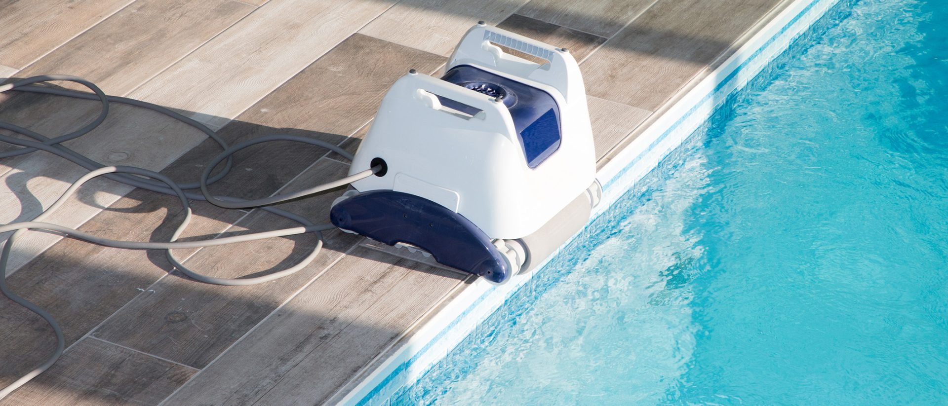 Accessoire pour piscine : cet aspirateur robot nettoie l'eau  automatiquement pour moins de 200 euros