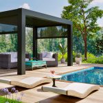 Piscine enterrée sur terrasse en bois avec patio aménagé