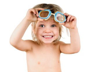 Enfant en bas âge avec lunettes de piscine