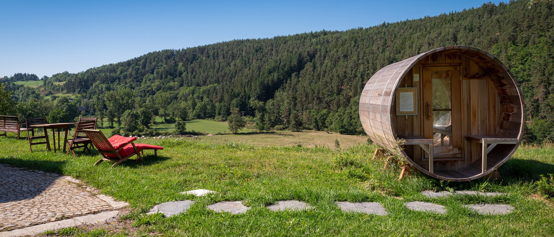 Sauna extérieur de forme ronde dans la montagne en été