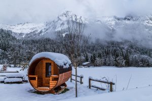 Sauna extérieur dans la montagne avec de la neige