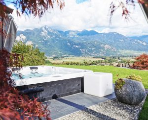 Spa portable dans un jardin avec vue sur la montagne