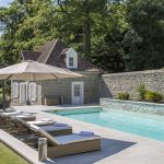 Piscine enterrée avec transats et parasol