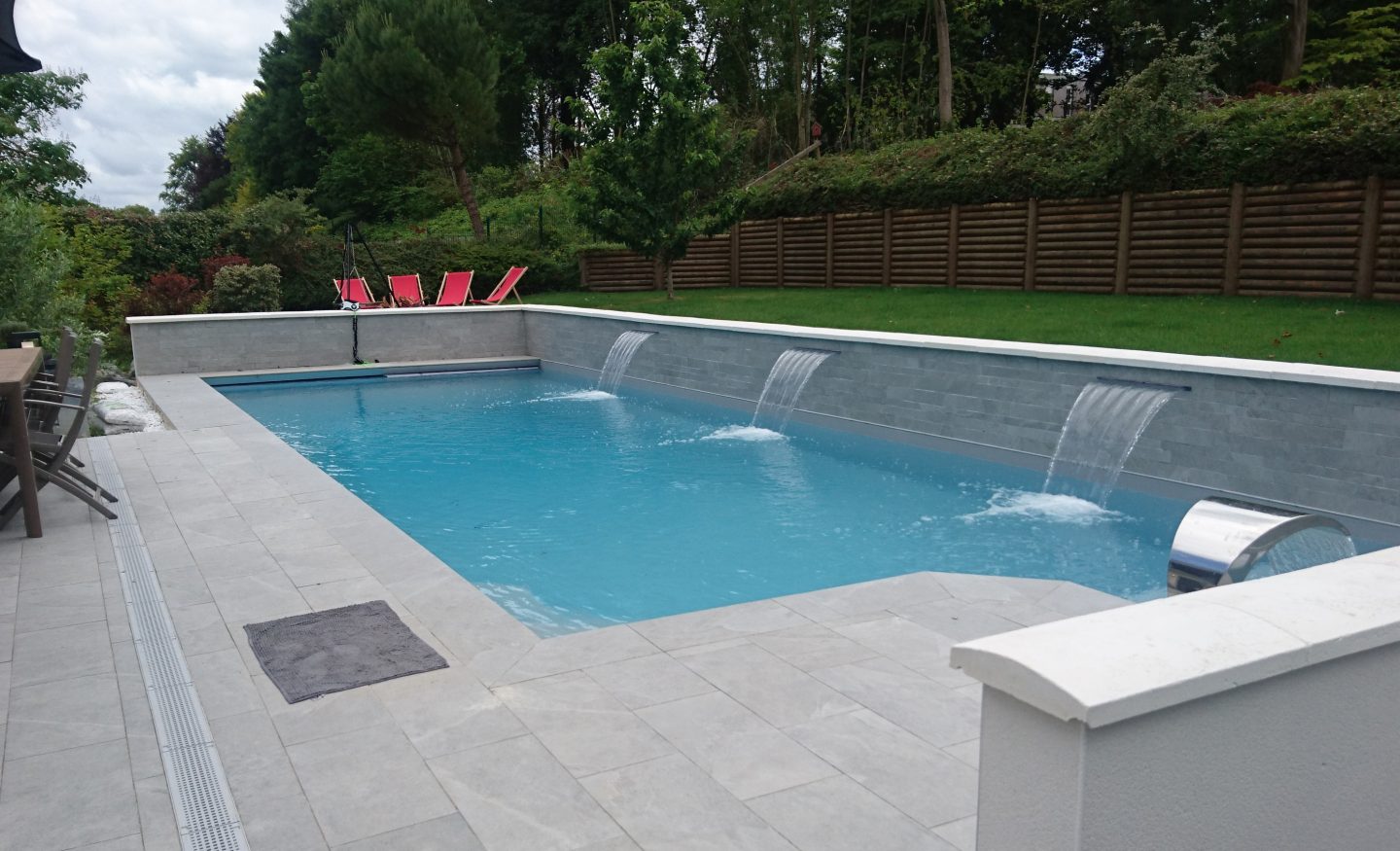 Piscine enterrée avec cascade dans le bassin