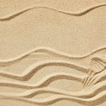 Sable avec mouvements de vagues et formes de coquillages