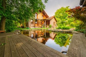 maison avec piscine naturelle