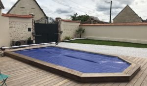 Piscine semi enterree avec margelle et terrasse bois
