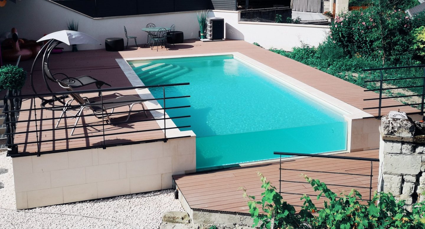 piscine a débordement paroi en verre