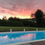 piscine enterree avec couché de soleil rose