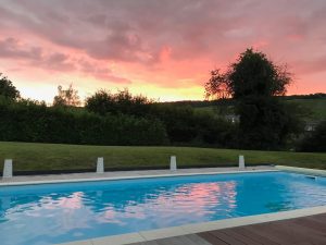 piscine enterree avec couché de soleil rose