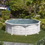 piscine acier en kit blanche dans un jardin