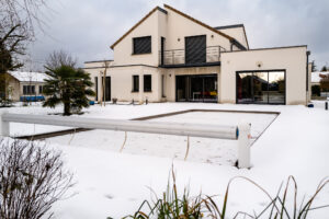 piscine enterrée avec volet hors sol et maison