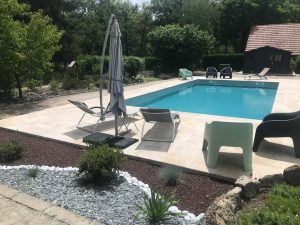 jardin avec terrasse en carrelage et piscine enterree