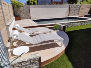 terrasse en bois et carrelage et piscine semi enterree