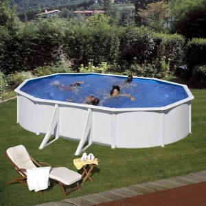 piscine hors sol en acier dans un jardin avec des baigneurs
