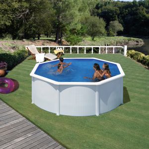 piscine ronde en acier blanche avec baigneurs dans un jardin
