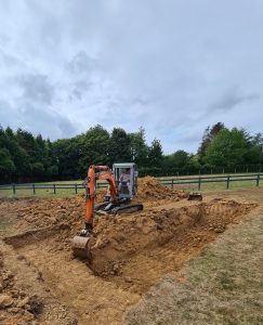 chantier de piscine enterree avec peleteuse aqualoma